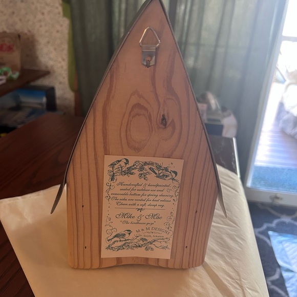 Charming Bed & Breakfast Birdhouse by M&M Designs. - Picture 2 of 7